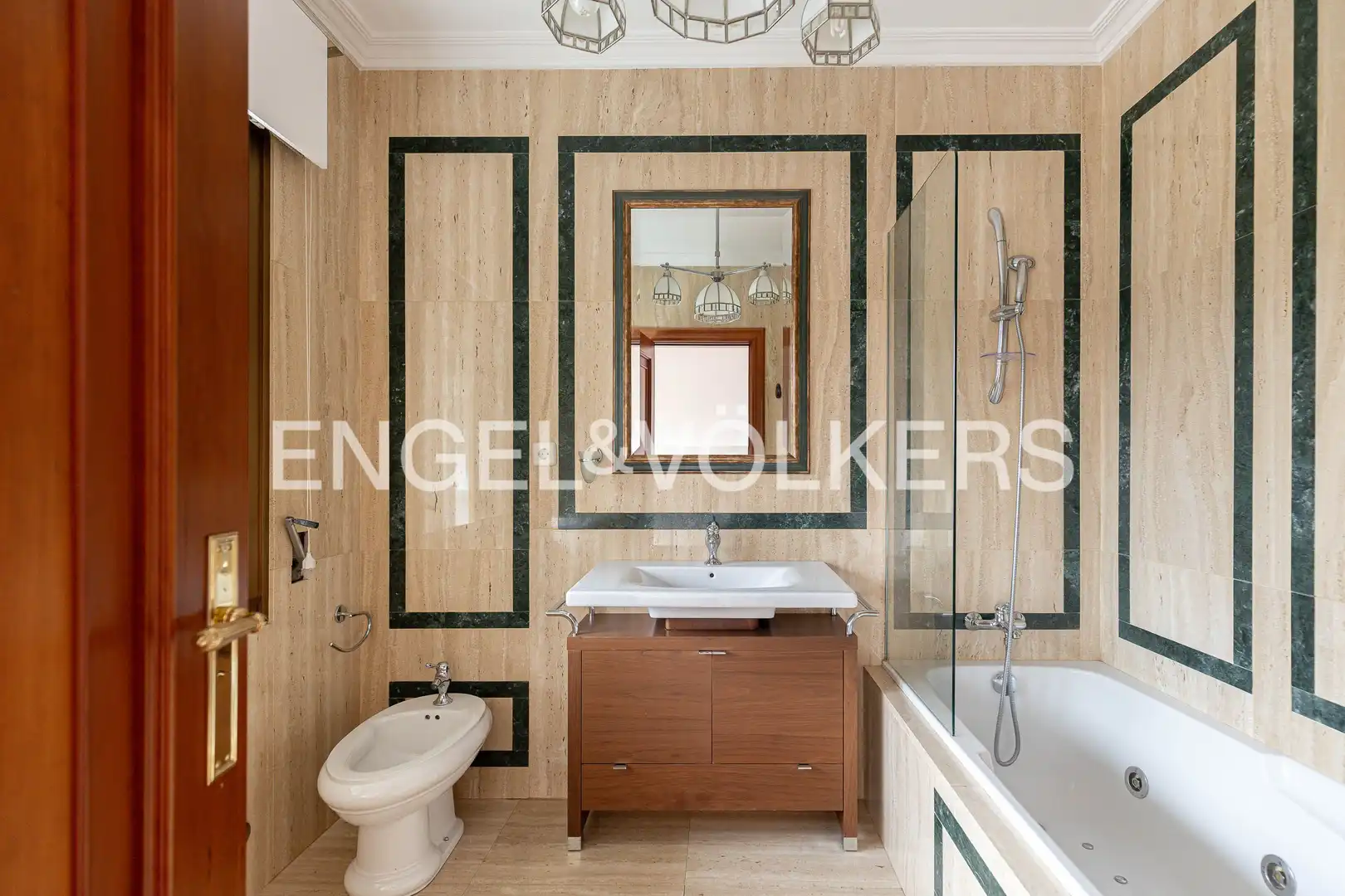 Bathroom of Flat for rent in Madrid  with Air Conditioner, Heating and Private garden