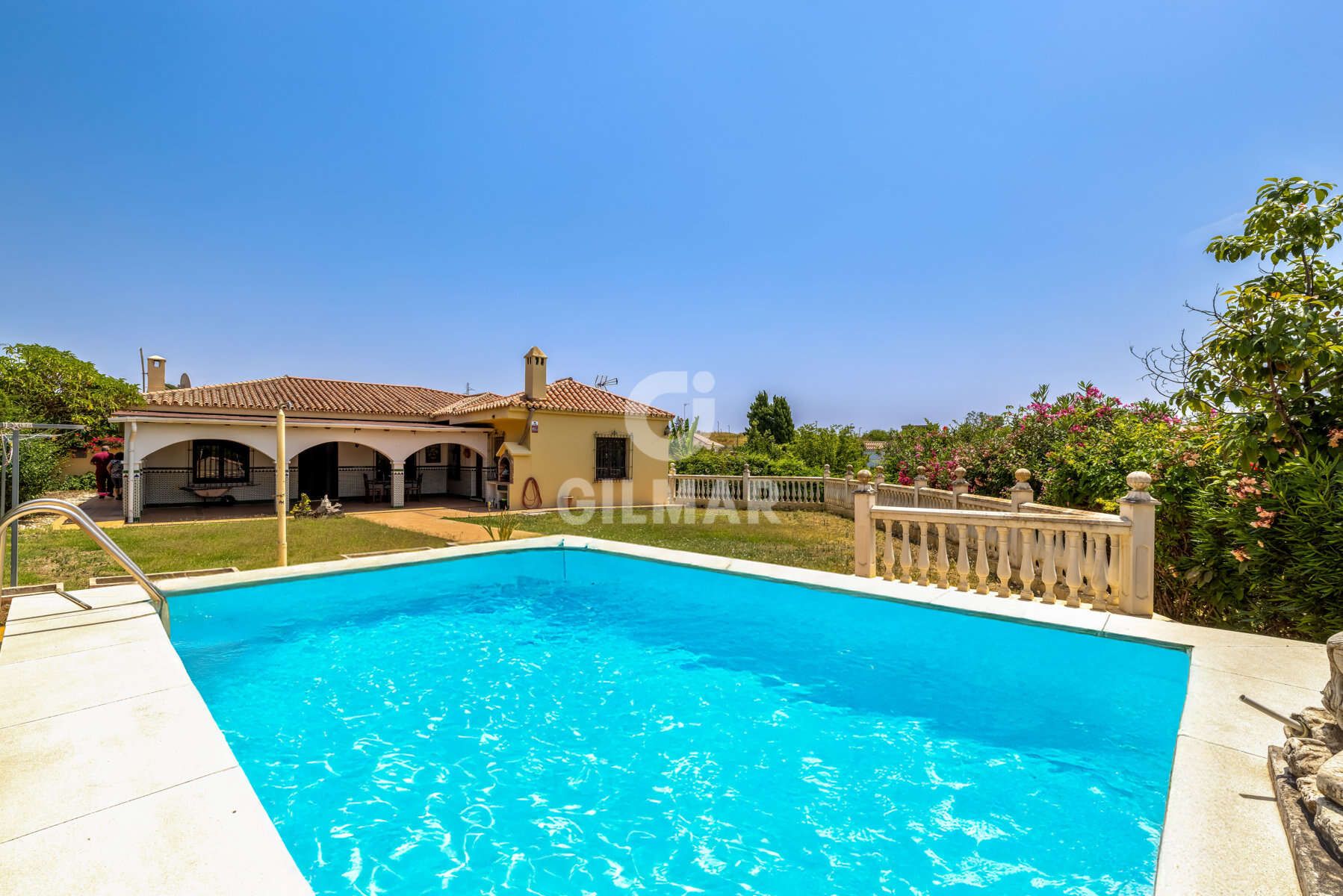Vista exterior de Casa o xalet en venda en Estepona amb Calefacció, Jardí privat i Piscina