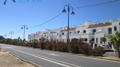 VENTA DE CASA ADOSADA EN AYAMONTE, HUELVA. ACTIVO INMOBILIARIO SIN POSESIÓN.
