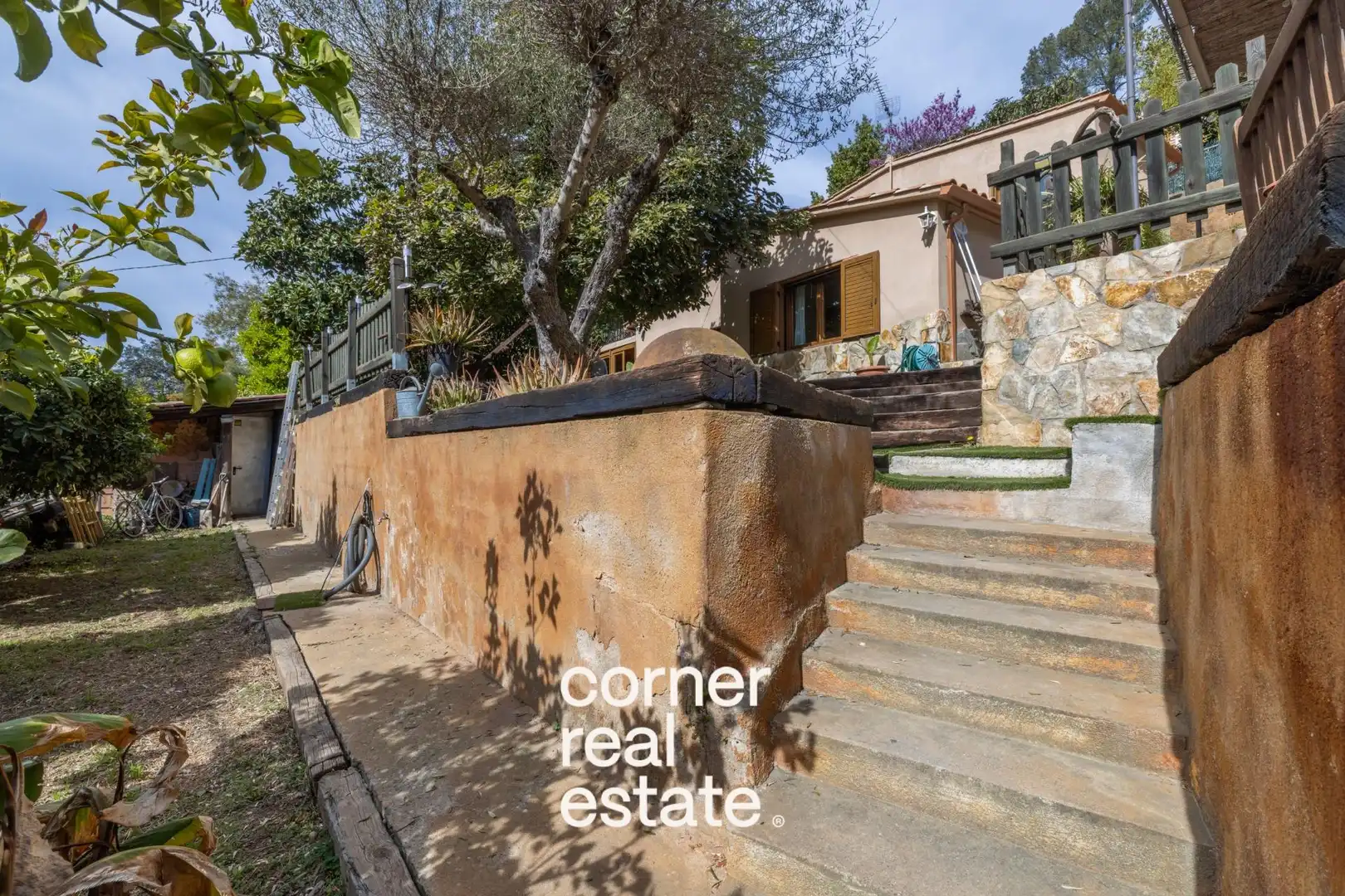 Vista exterior de Casa o xalet en venda en Sant Cugat del Vallès amb Aire condicionat, Jardí privat i Parquet
