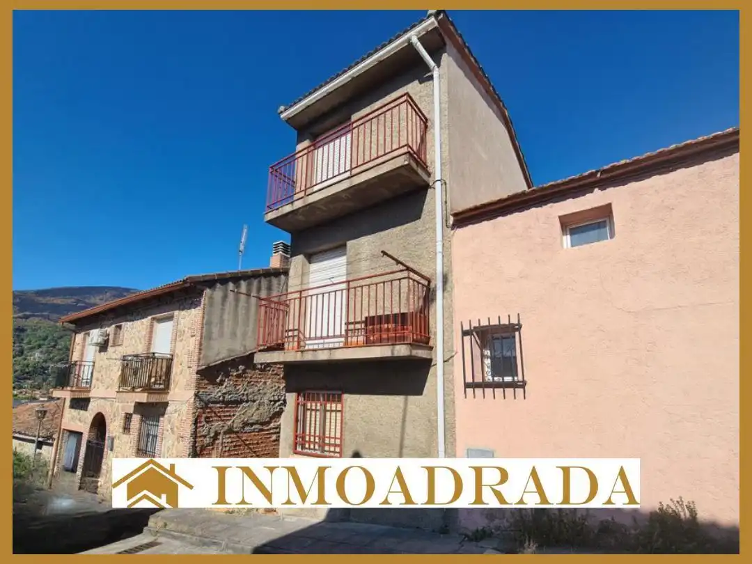 Vista exterior de Casa adosada en venta en La Adrada  con Balcón
