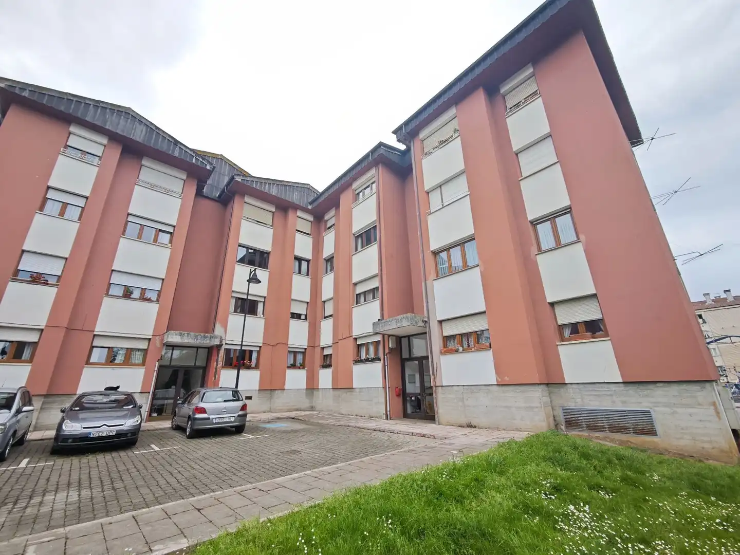 Vista exterior de Piso en venta en Llanes con Calefacción