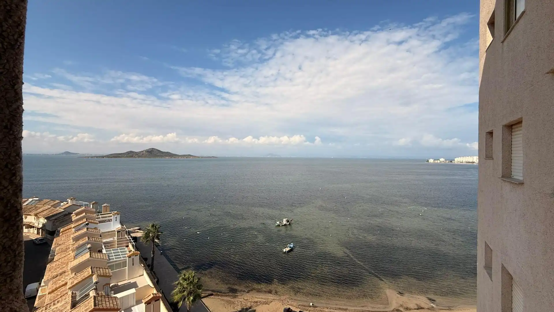 Vista exterior de Apartamento en venta en La Manga del Mar Menor con Amueblado y Piscina comunitaria