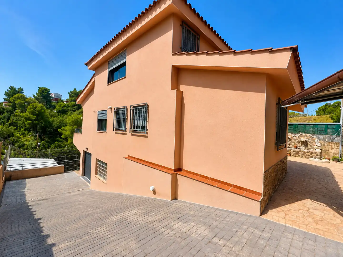 Vista exterior de Casa o xalet en venda en Rubí amb Aire condicionat, Calefacció i Jardí privat