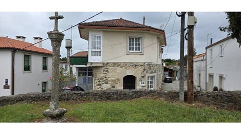 Casa en venta en Melide Melide. Vivienda con encanto y edificaciones auxiliares en Furelos Melide, ideal como reside