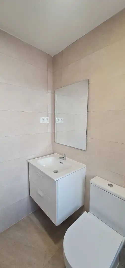 Bathroom of Flat for sale in Madrid  with Air Conditioner and Heating