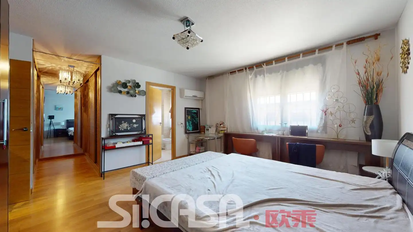 Schlafzimmer von Einfamilien-Reihenhaus zum Verkauf in Parla mit Klimaanlage, Heizung und Terrasse