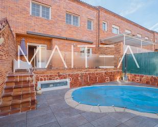 Piscina de Casa adosada en venda en Pinto amb Aire condicionat, Terrassa i Piscina