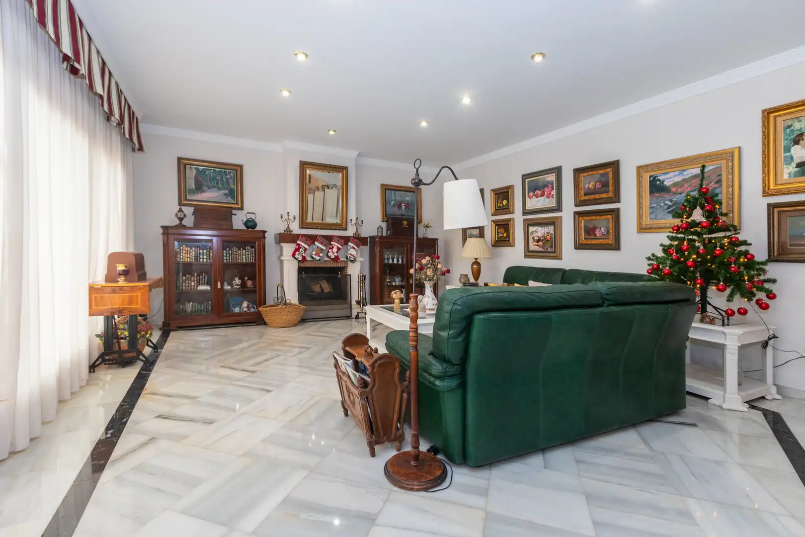 Living room of Houses for sale in Málaga  with Air Conditioner, Private garden and Terrace