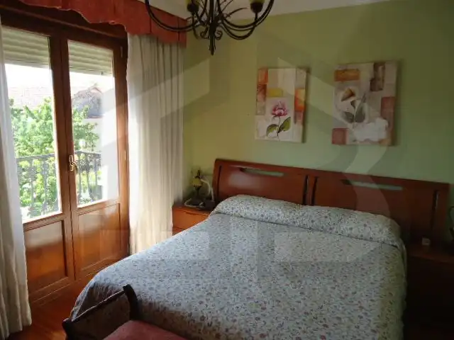 Dormitori de Casa adosada en venda en Medina de Pomar amb Calefacció, Piscina i Balcó