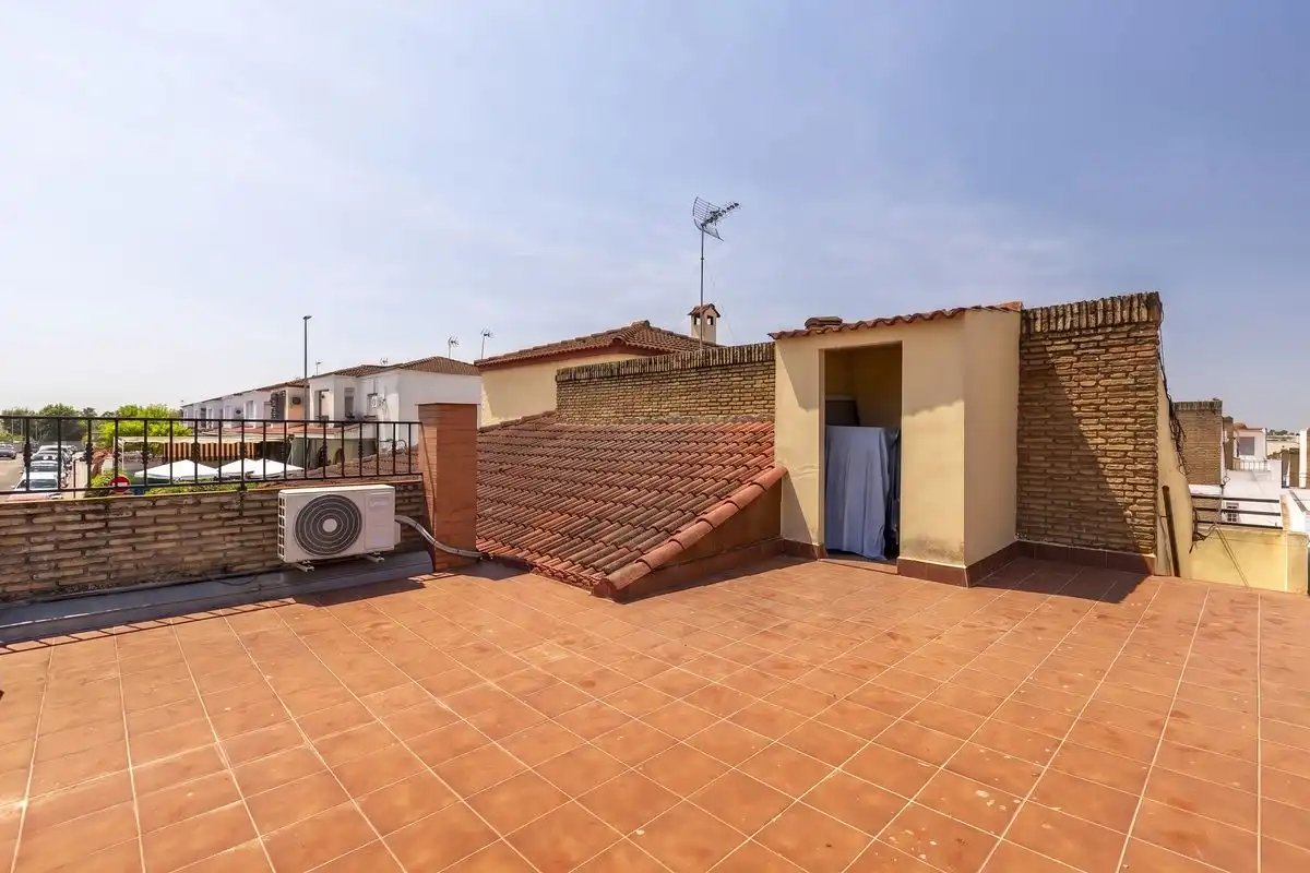 Terrasse von Einfamilien-Reihenhaus zum Verkauf in Dos Hermanas mit Klimaanlage, Heizung und Terrasse