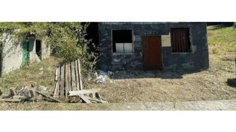 Se vende casa con jardín para reformar en Oira
