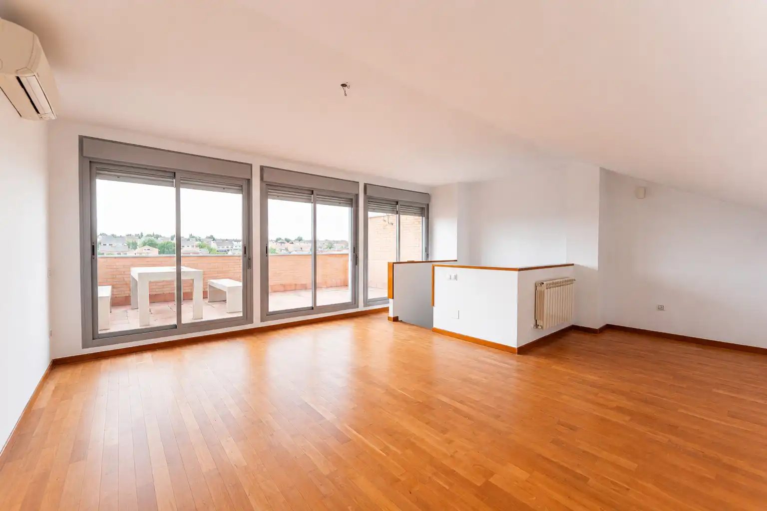Sala d'estar de Casa adosada en venda en Arroyomolinos (Madrid) amb Aire condicionat, Calefacció i Jardí privat
