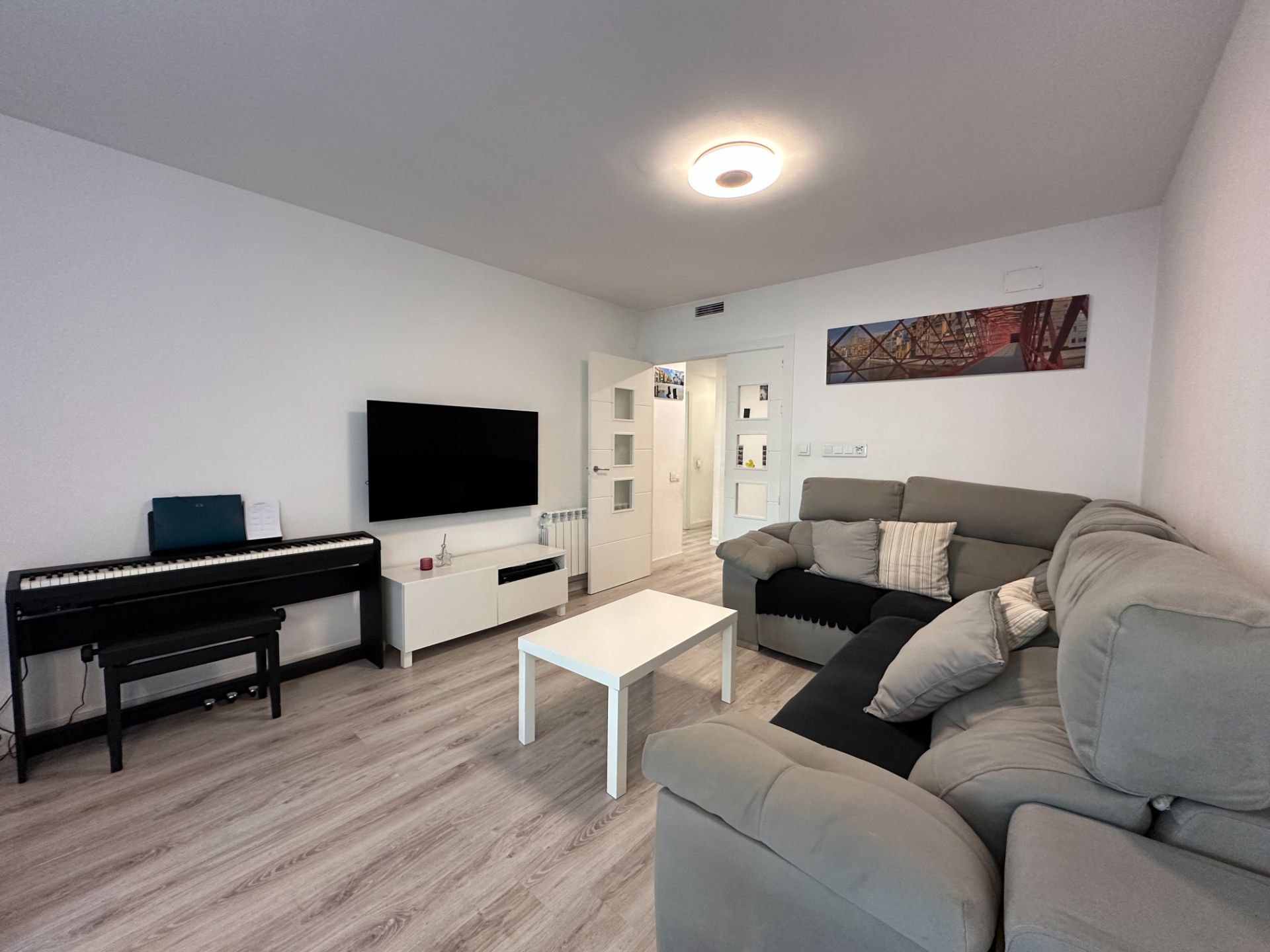 Living room of Flat for sale in Girona Capital  with Air Conditioner, Heating and Parquet flooring