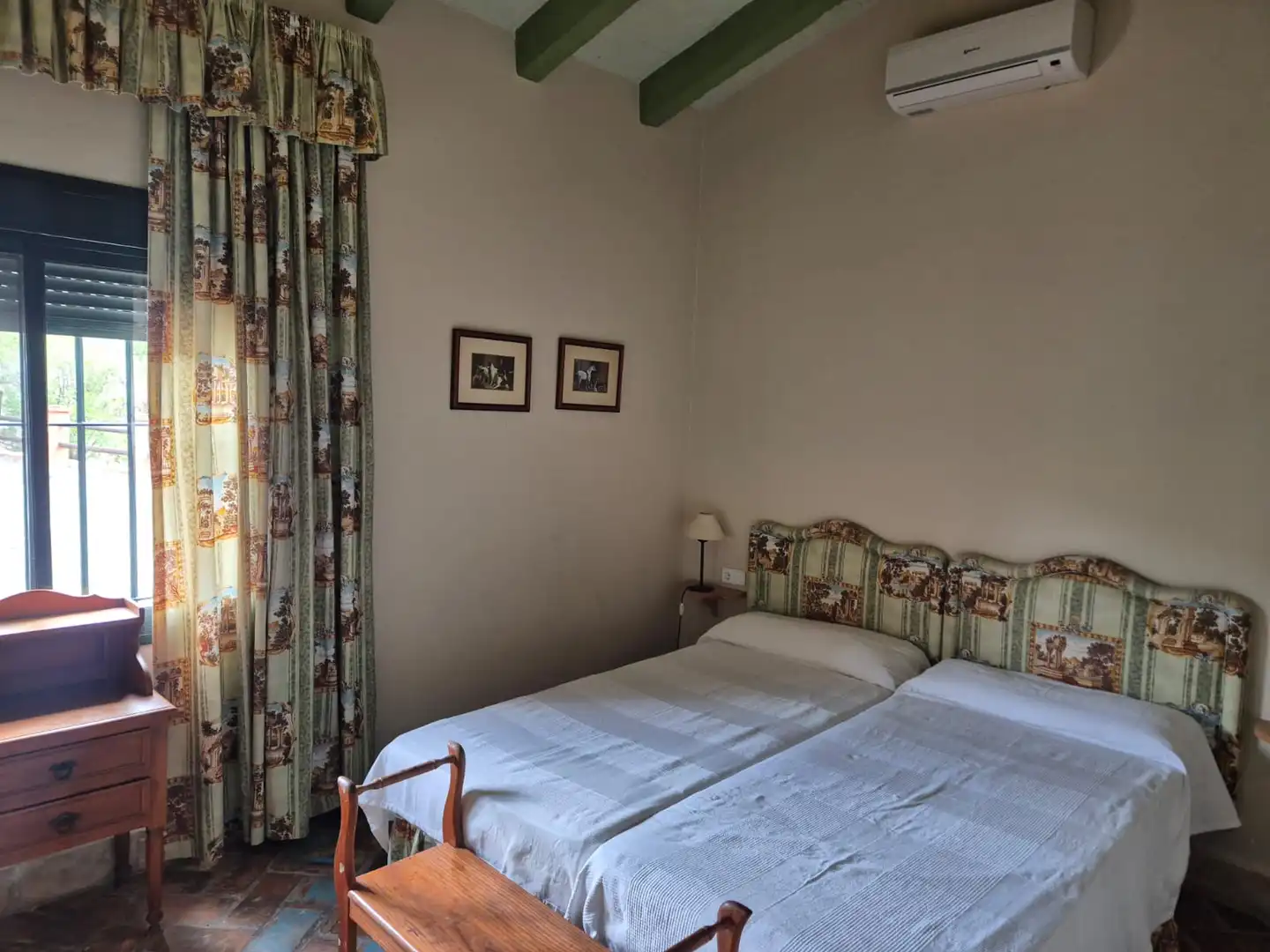 Dormitori de Finca rústica en venda en Puerto Serrano amb Aire condicionat, Calefacció i Jardí privat