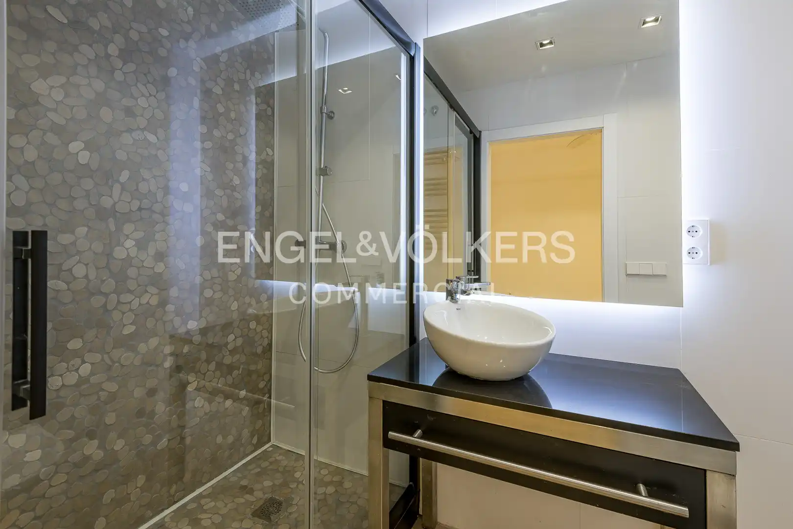 Badezimmer von Büro zum Verkauf in Barcelona mit Klimaanlage