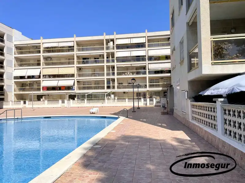 Piscina de Piso en venta en Salou con Terraza, Amueblado y Piscina comunitaria