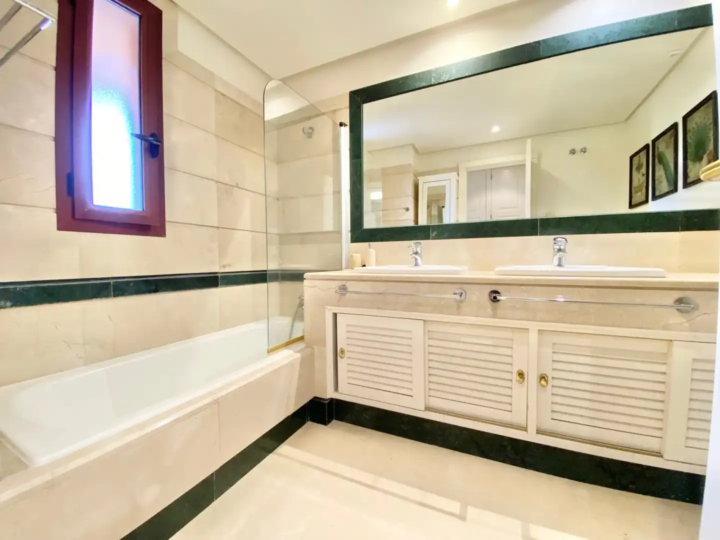 Badezimmer von Wohnungen zur Miete in Marbella mit Klimaanlage, Terrasse und Schwimmbad