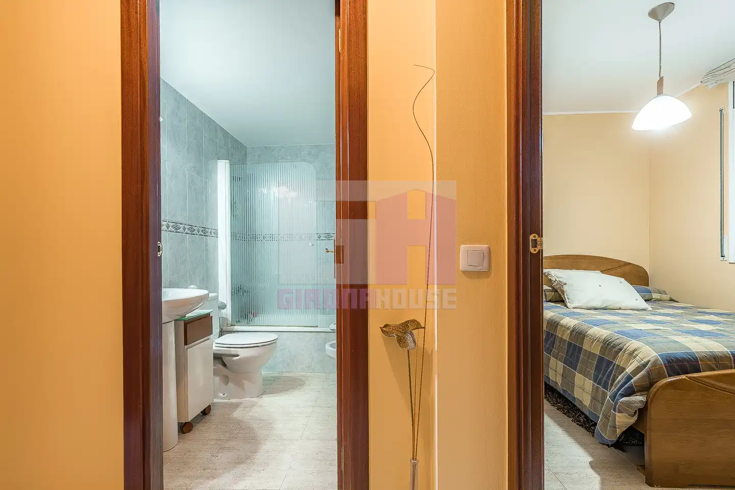 Habitación de Dúplex en venta en Salt con Calefacción, Terraza y Amueblado