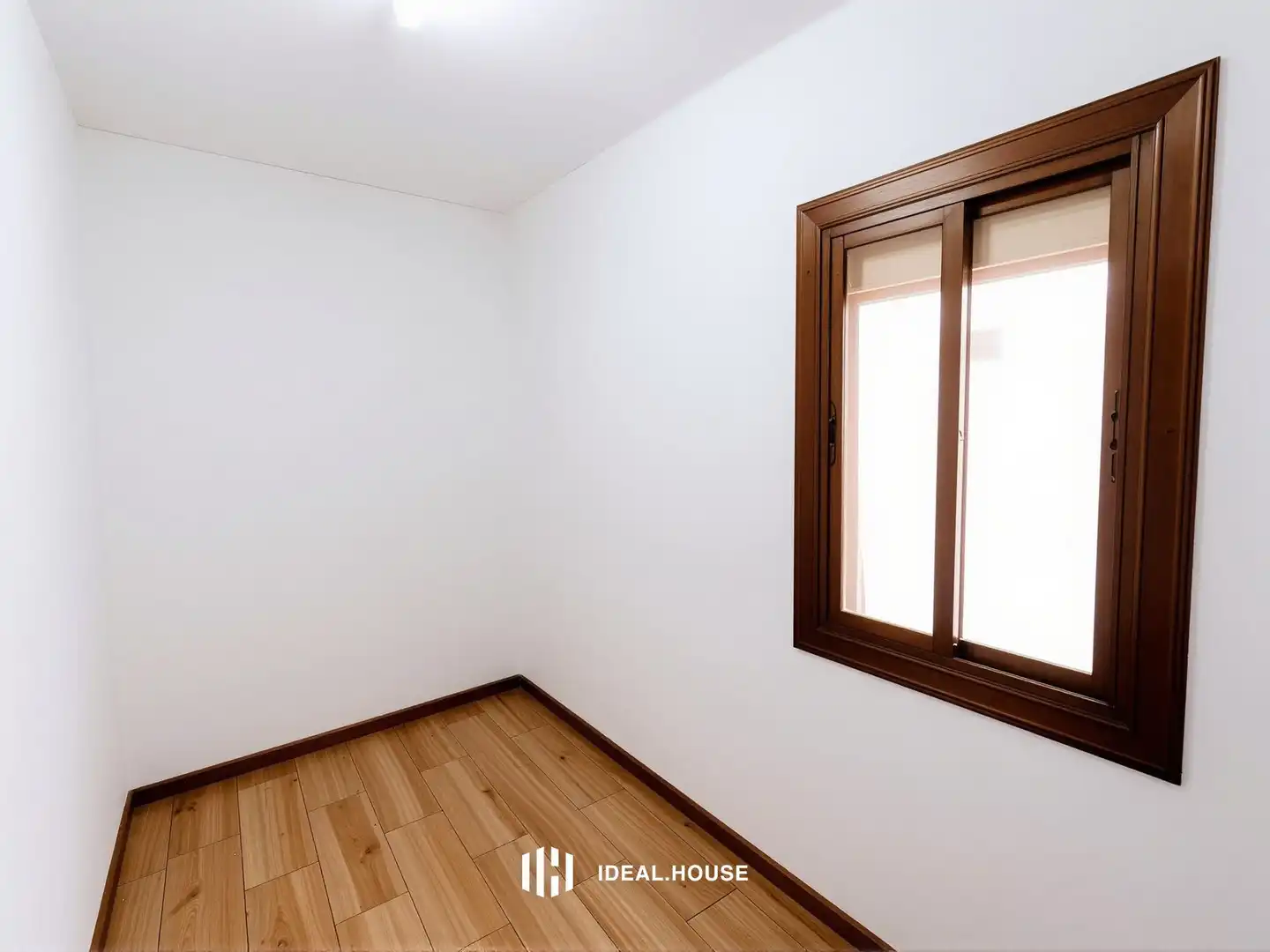 Dachboden zum Verkauf in Barcelona mit Parkett, Terrasse und Ofen