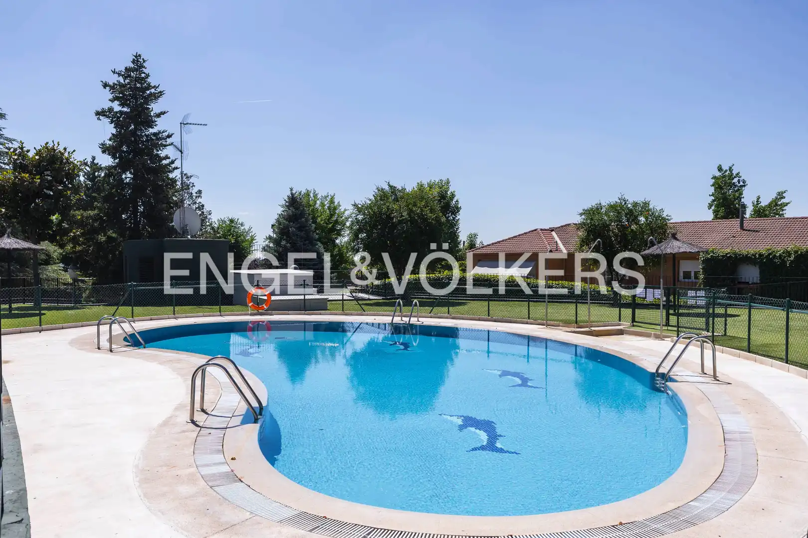 Swimming pool of Houses for sale in La Moraleja  with Air Conditioner, Heating and Private garden