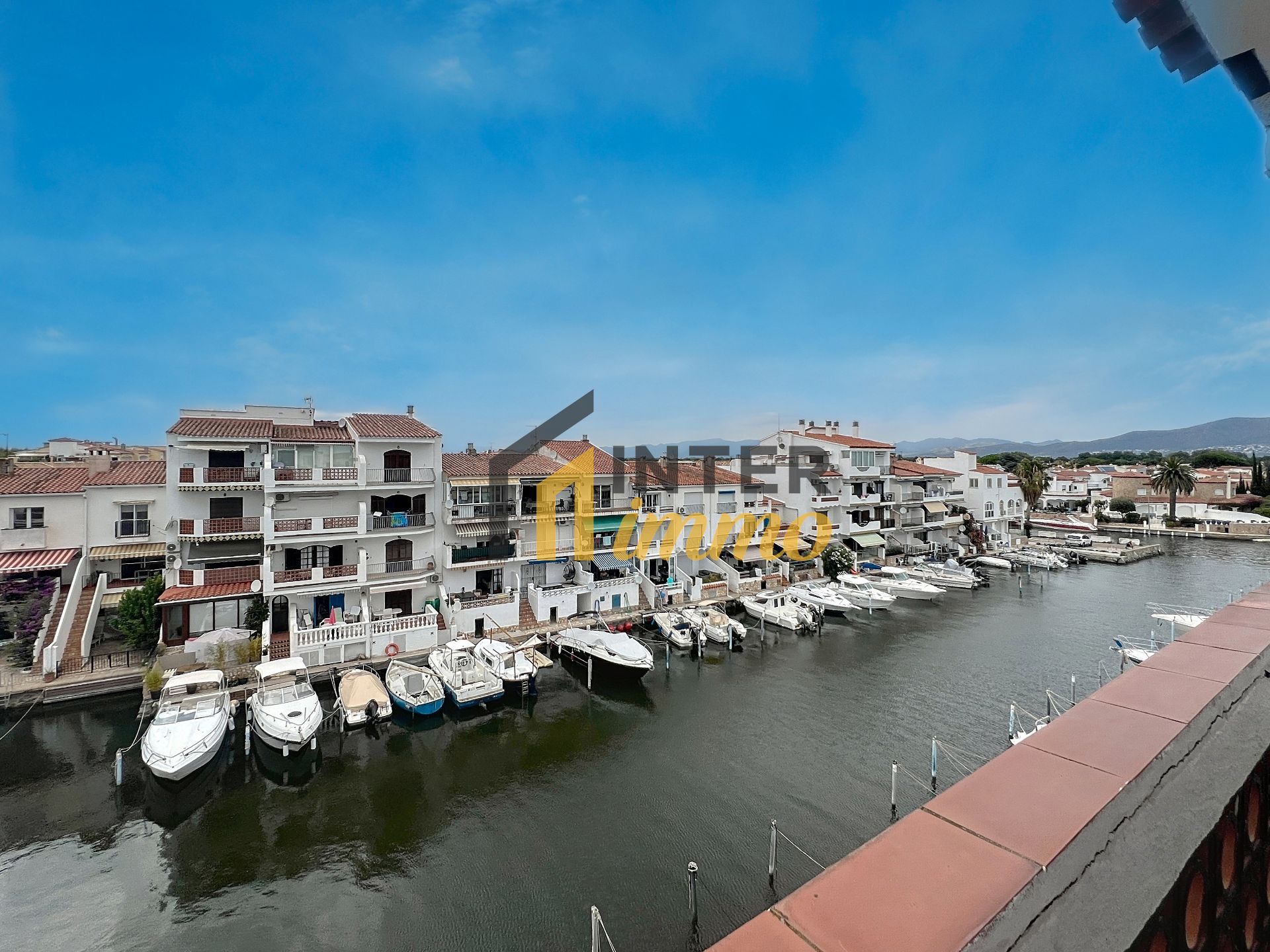 Vista exterior de Apartament en venda en Empuriabrava amb Aire condicionat, Terrassa i Moblat