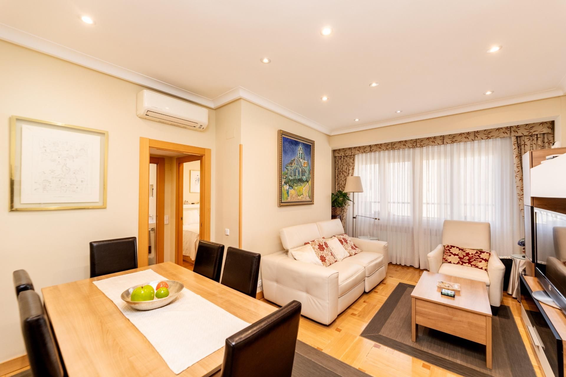 Sala d'estar de Pis en venda en  Madrid Capital amb Aire condicionat