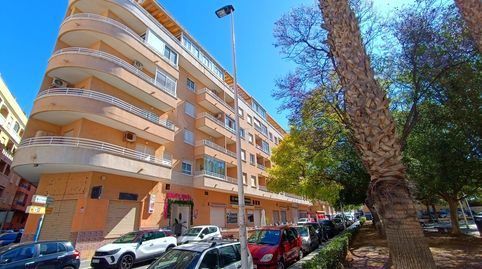 Fantástico apartamento de 2 habitaciones en la última planta con vistas a la piscina común en el centro de Torrevieja! Situado en