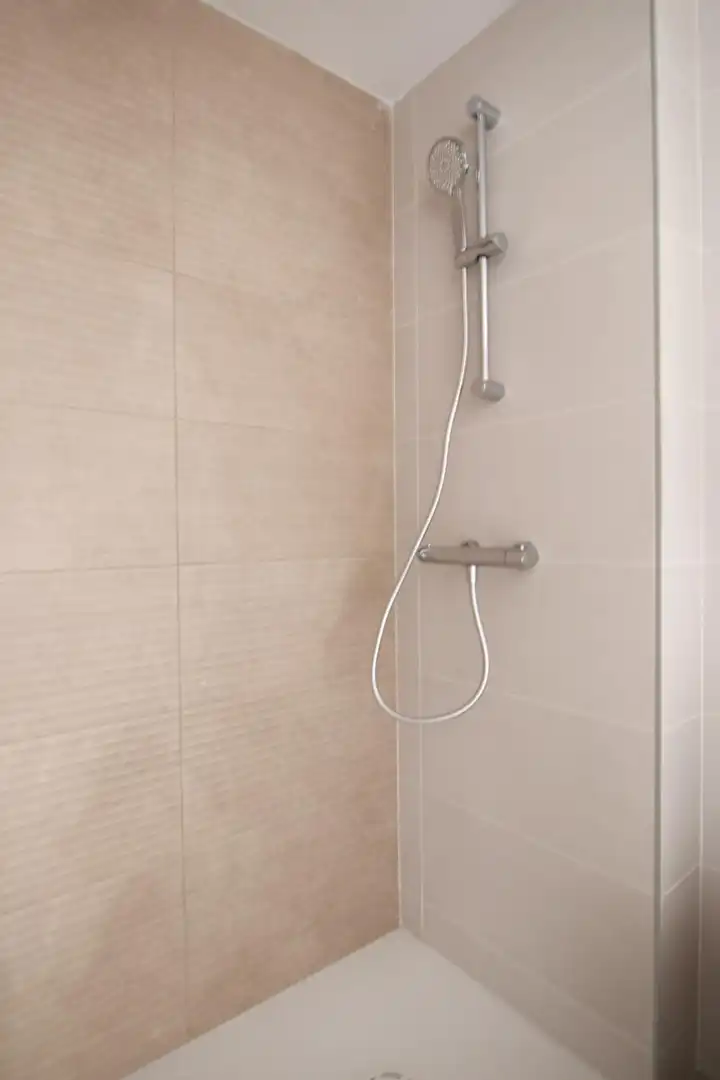 Badezimmer von Wohnung zur Miete in Sabadell mit Klimaanlage, Heizung und Parkett