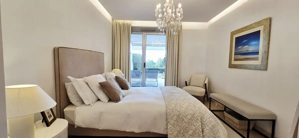 Bedroom of Flat for sale in Benahavís  with Air Conditioner, Terrace and Storage room