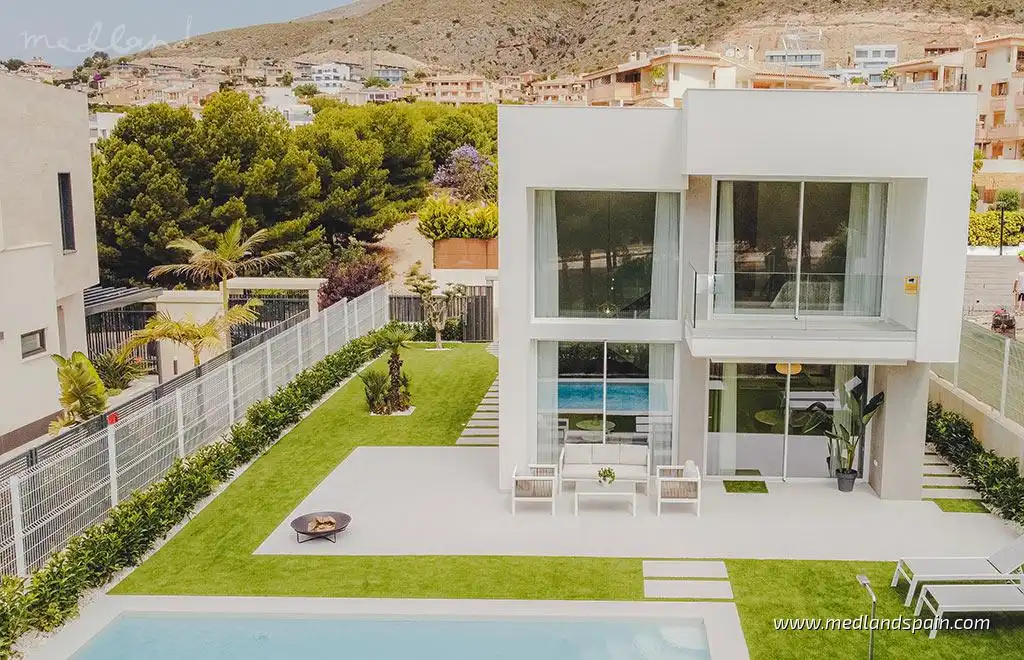 Detached house with pool for sale in Golf Bahía