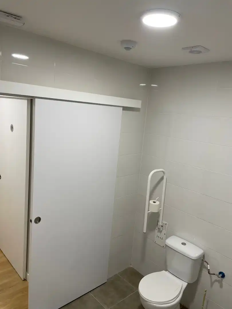 Bathroom of Commercial properties for sale in Alcorcón  with Air Conditioner and Alarm