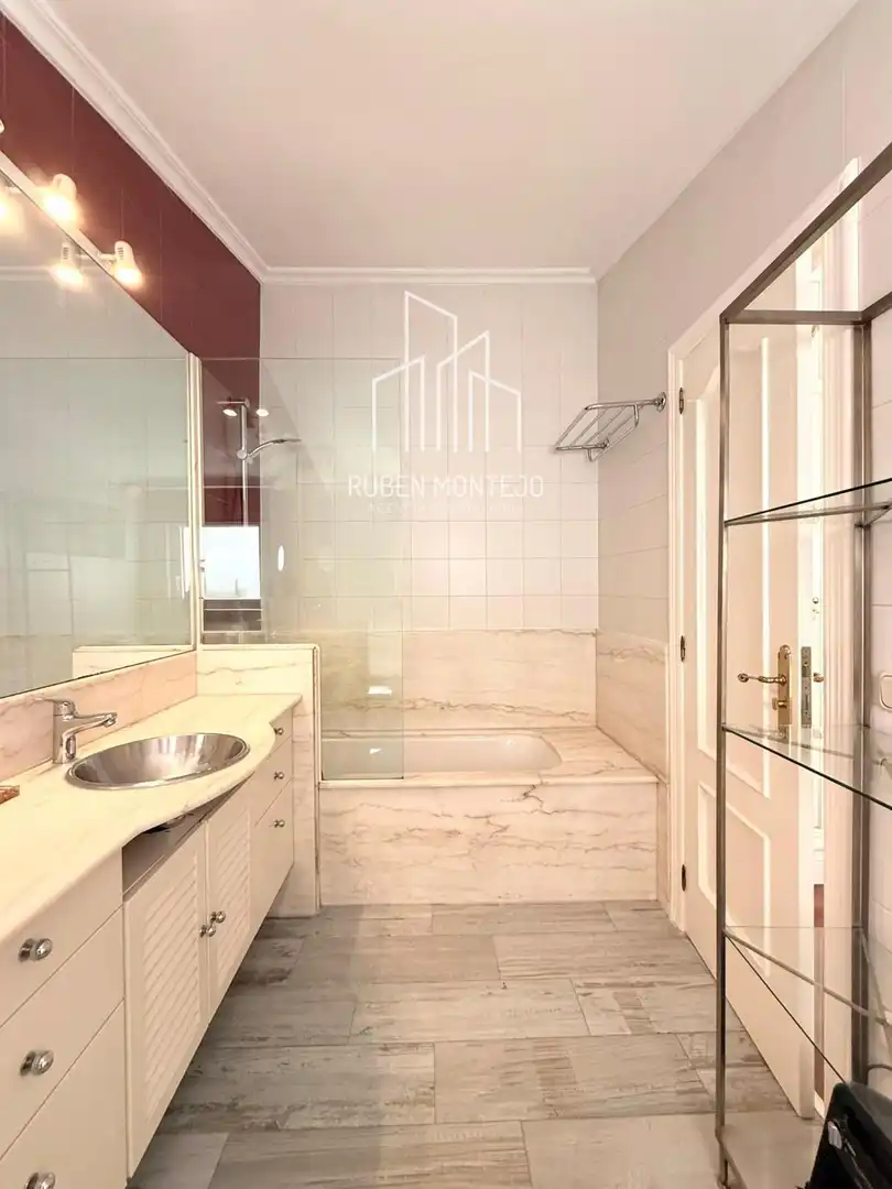 Bathroom of Attic for rent in Salamanca  with Air Conditioner, Heating and Terrace