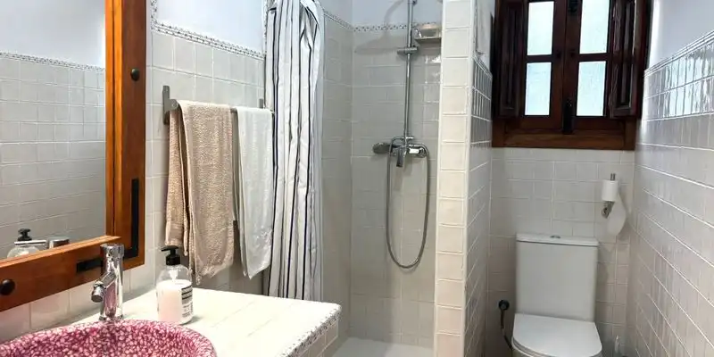 Badezimmer von Country house zum Verkauf in Sedella mit Privatgarten, Terrasse und Abstellraum