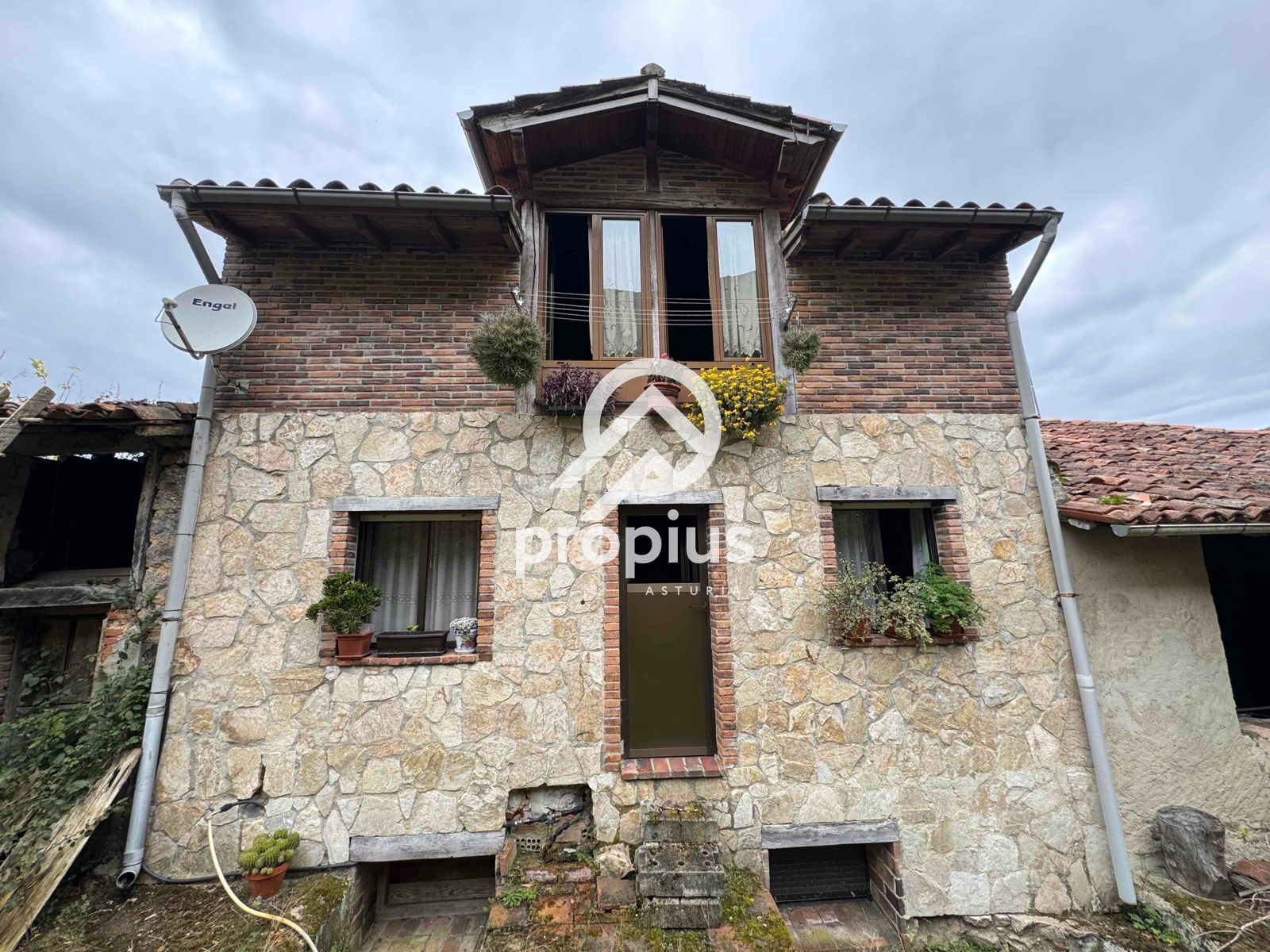 Vista exterior de Casa o xalet en venda en Llanes amb Calefacció, Terrassa i Traster