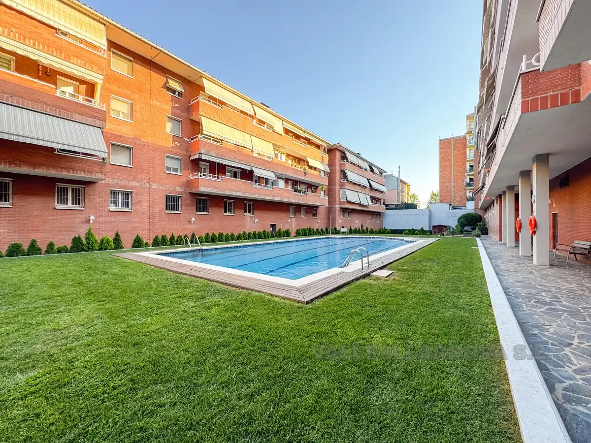 Piscina de Pis en venda en Mollet del Vallès amb Calefacció, Jardí privat i Piscina comunitària
