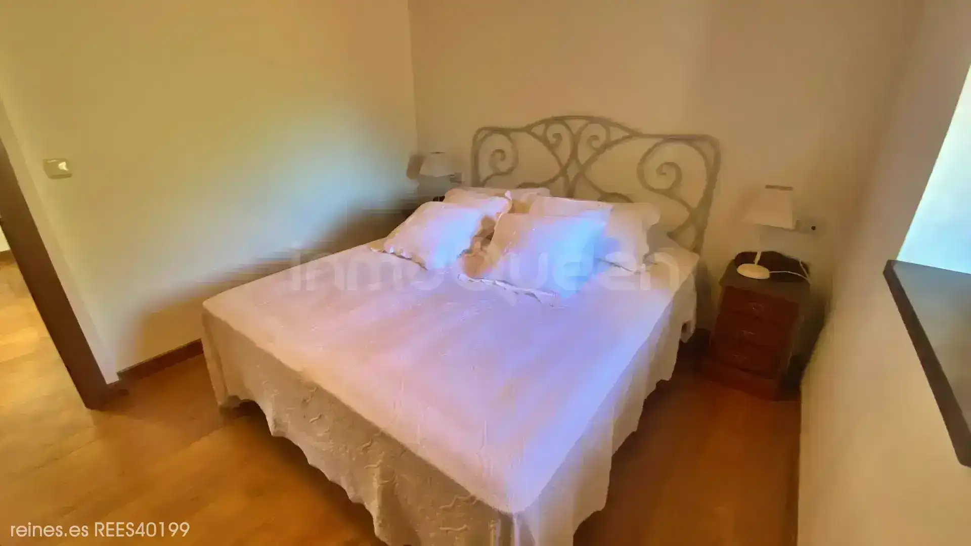 Dormitori de Casa o xalet en venda en Santo Adriano amb Calefacció, Jardí privat i Terrassa