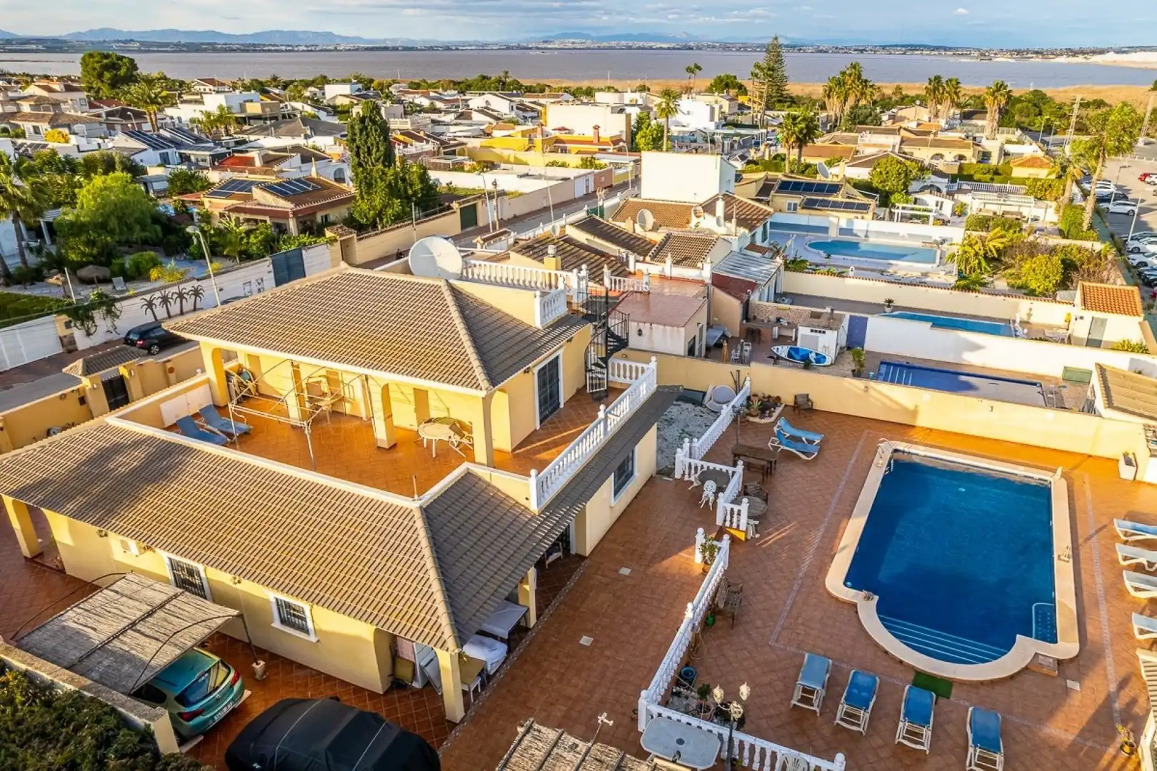 Vista exterior de Casa o xalet en venda en Torrevieja amb Aire condicionat, Calefacció i Jardí privat