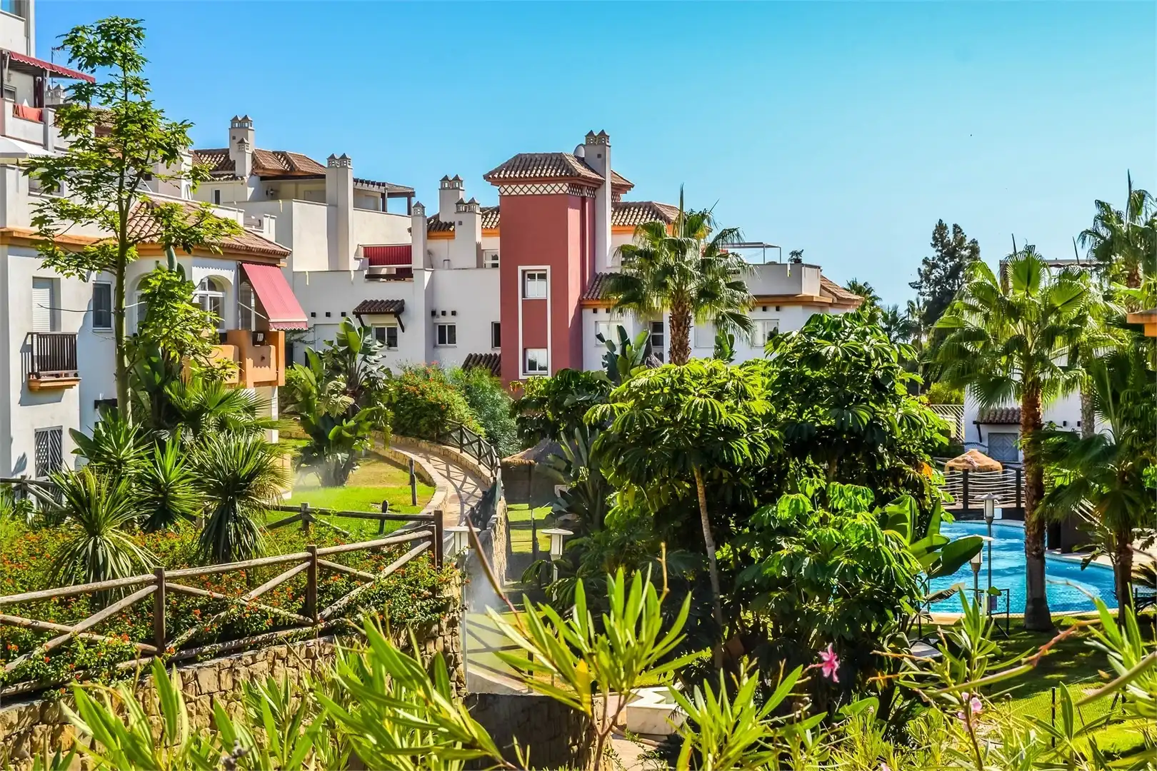 Vista exterior de Planta baja en venta en Vélez-Málaga con Aire acondicionado, Terraza y Piscina comunitaria