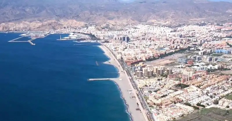 Vista exterior de Pis en venda en Almería amb Aire condicionat i Traster