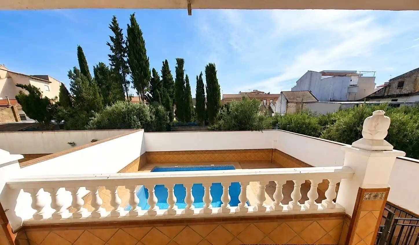 Schwimmbecken von Einfamilien-Reihenhaus zum Verkauf in Las Gabias