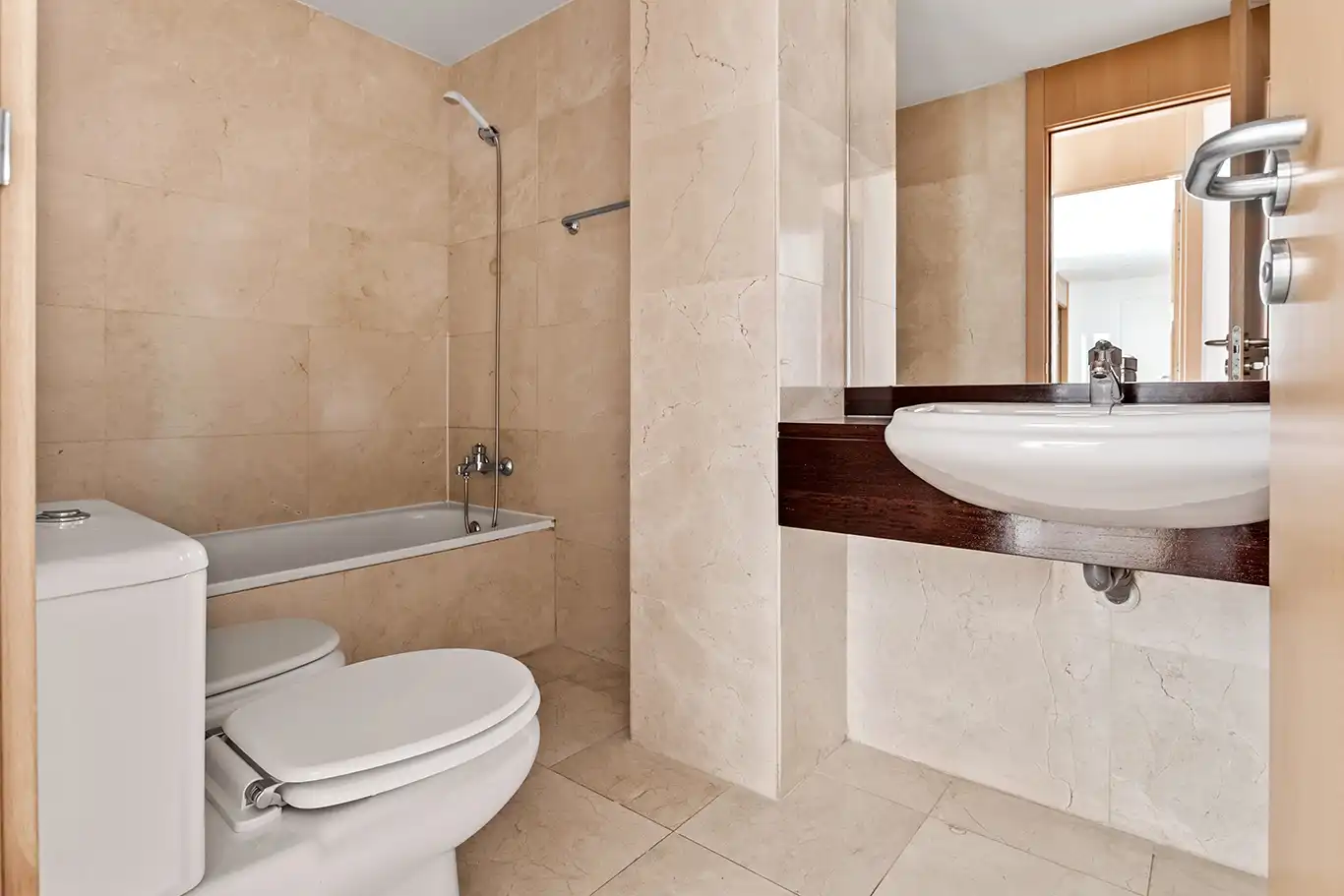 Bathroom of Flat for sale in Madrid  with Air Conditioner, Terrace and Storage room