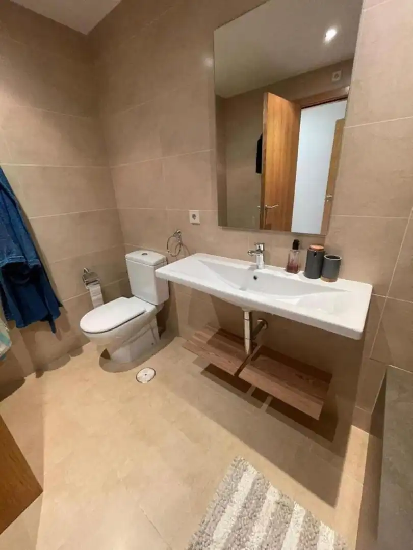 Badezimmer von Erdgeschoss zur Miete in Estepona mit Klimaanlage, Terrasse und Schwimmbad