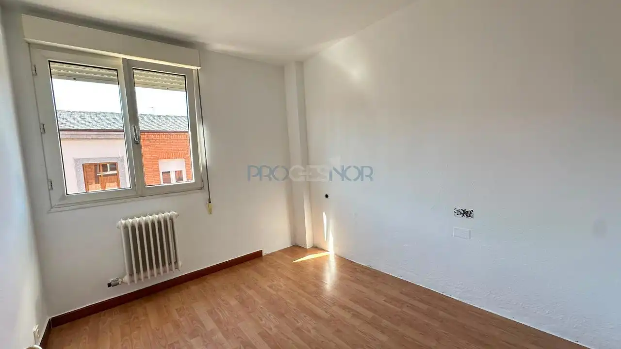 Habitación de Apartamento en venta en San Andrés del Rabanedo con Calefacción