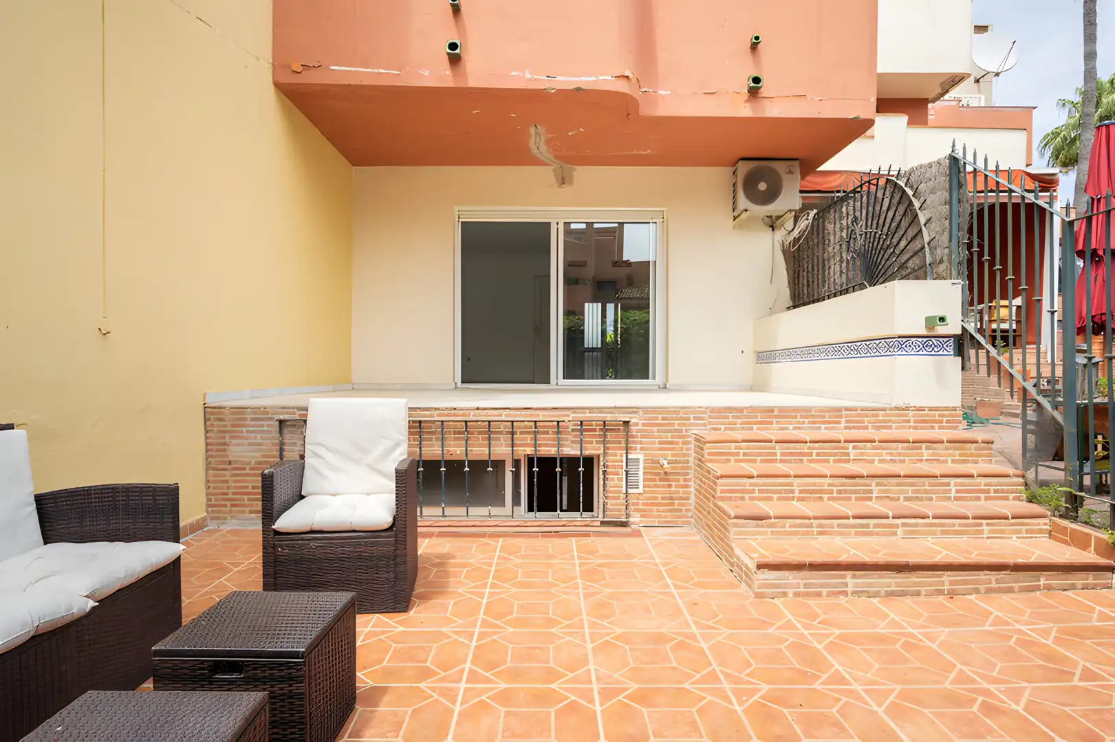 Terrasse von Einfamilien-Reihenhaus zum Verkauf in Estepona mit Klimaanlage, Privatgarten und Terrasse