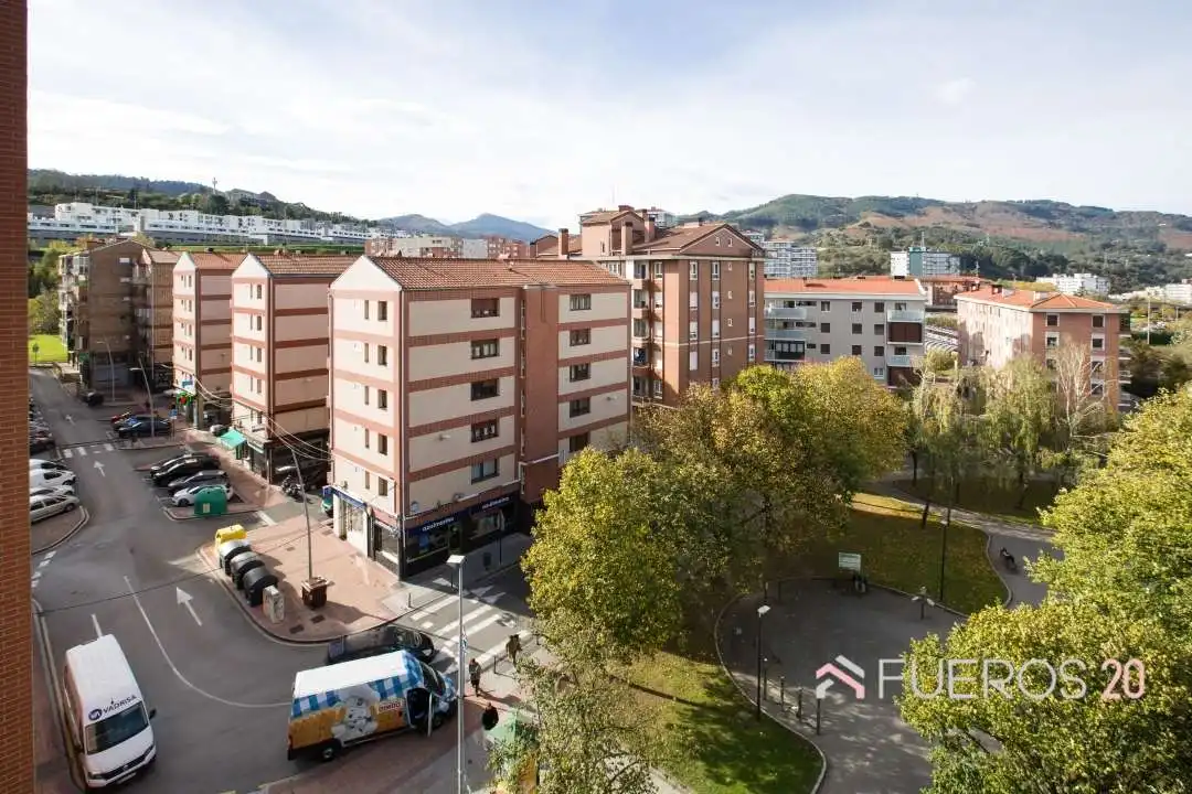 Außenansicht von Wohnung zum Verkauf in Barakaldo  mit Terrasse, Abstellraum und Möbliert