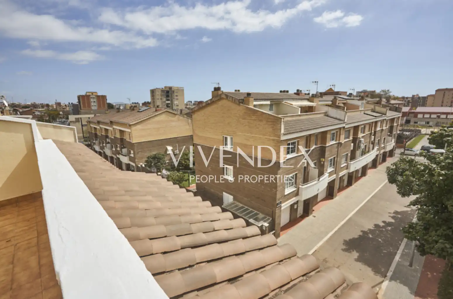 Vista exterior de Casa adosada en venta en Viladecans con Calefacción, Jardín privado y Terraza