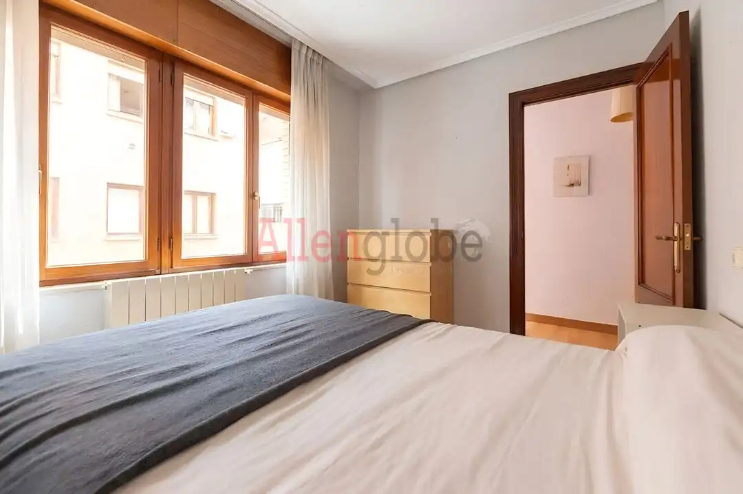 Dormitori de Apartament en venda en Oviedo  amb Calefacció i Traster