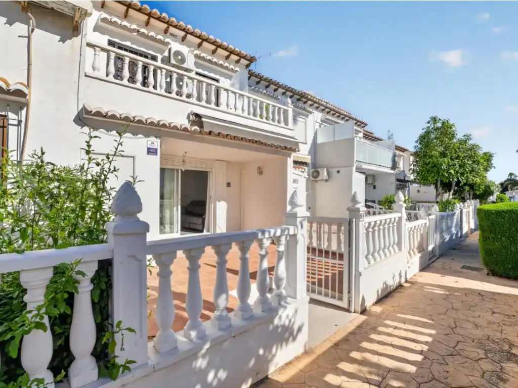 Vista exterior de Casa adosada en venda en Torrevieja amb Aire condicionat, Jardí privat i Moblat