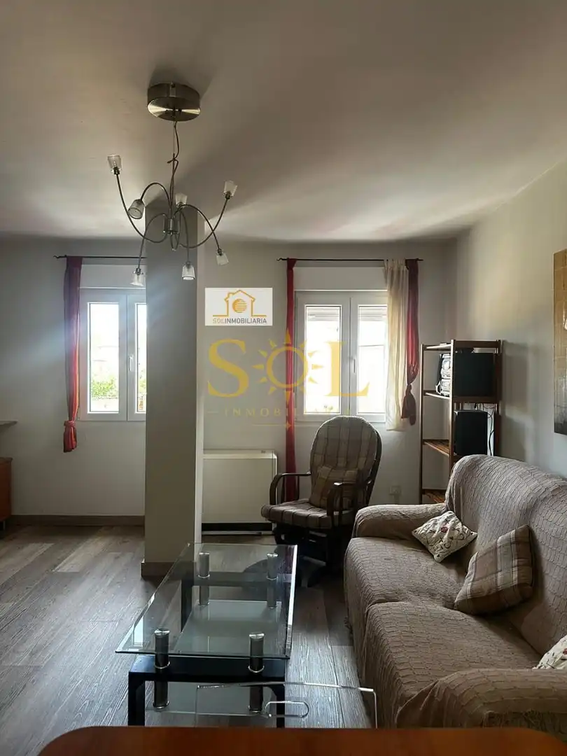Sala d'estar de Apartament en venda en León Capital  amb Calefacció, Parquet i Moblat